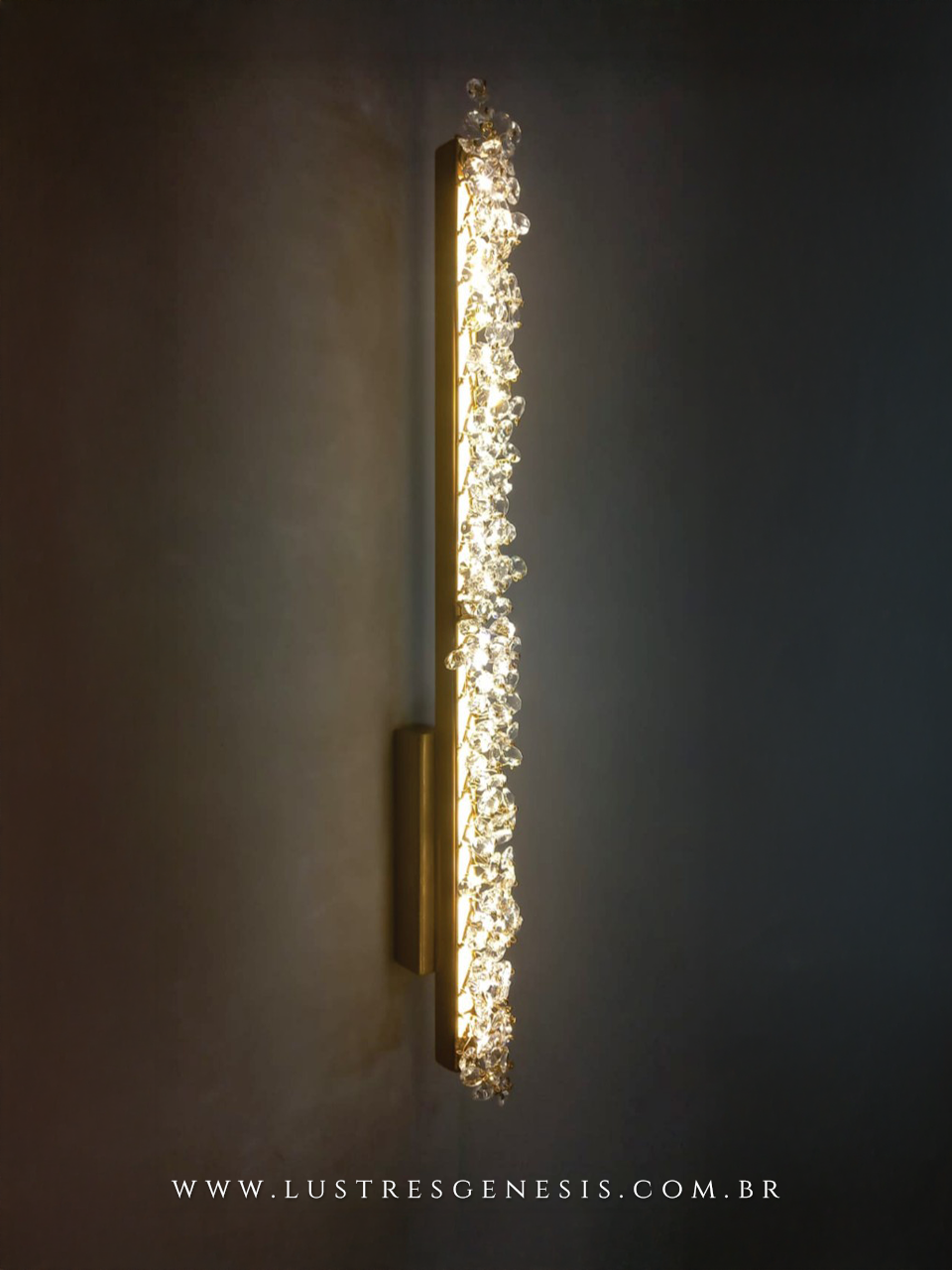 Arandela ou plafon de cristal Stretto 60cm iluminado, instalado em parede, ideal para quarto, cabeceira de cama, corredor e escadas.